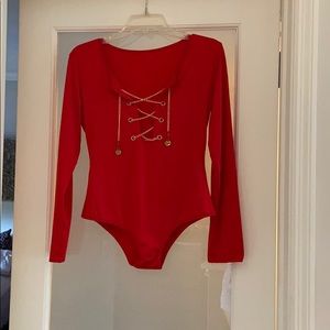 🚨Red body suit w gold chain detail🚨